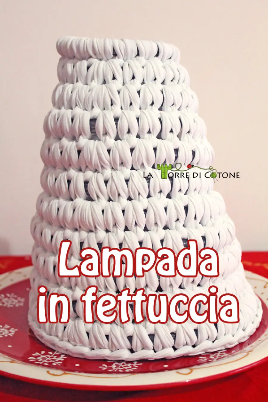 Lampada in fettuccia delle feste all'uncinetto