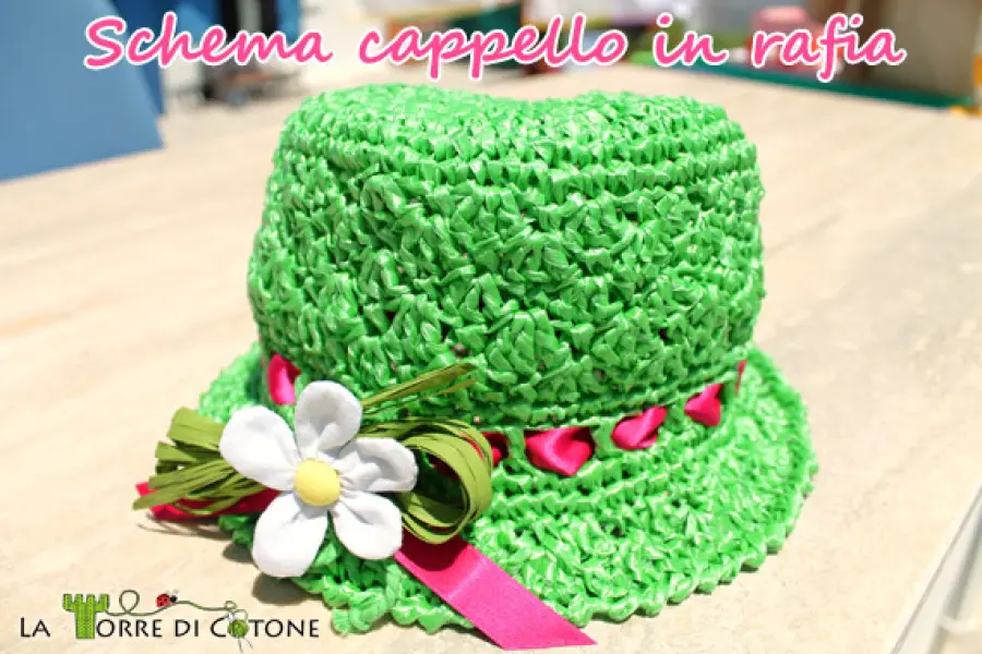 Cappellino in rafia per bambini lavorato all'uncinetto