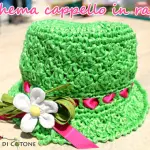 Cappellino in rafia per bambini lavorato all'uncinetto