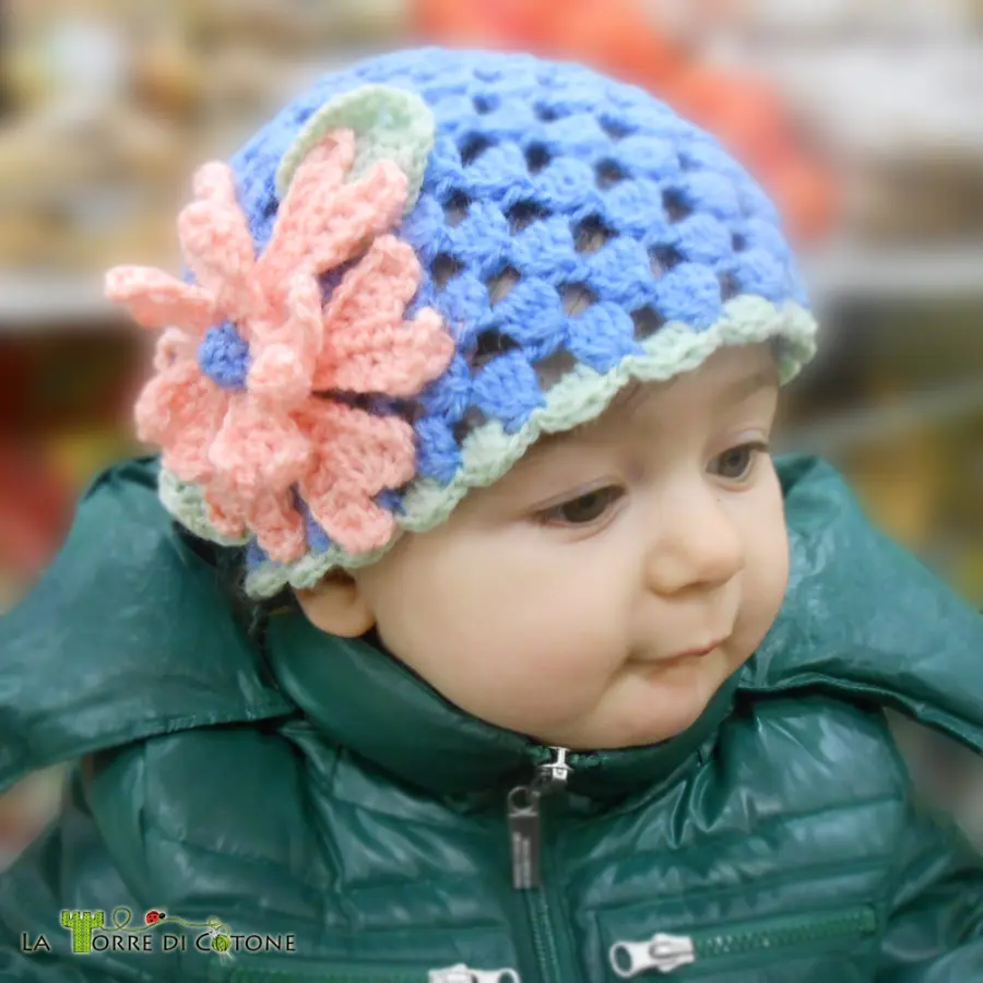Schema per cappello all'uncinetto con fiore: il punto soffiato