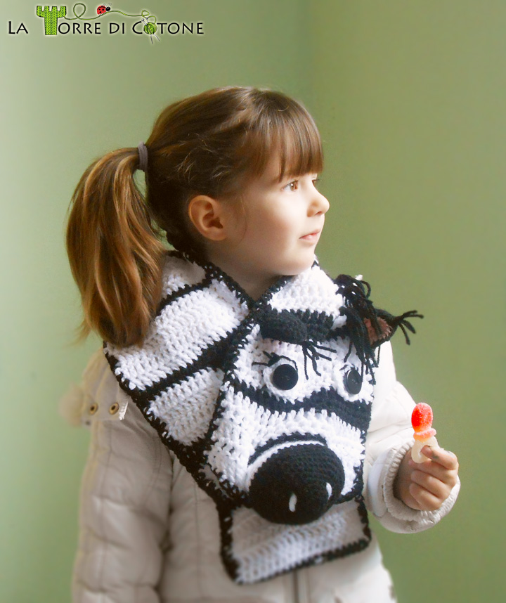 Sciarpa all'uncinetto a forma di zebra