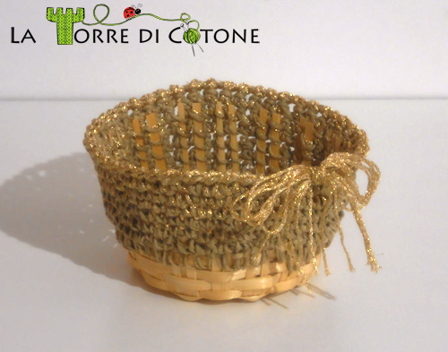 Un cestino all'uncinetto riciclando un contenitore in vimini