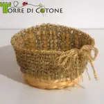 Un cestino all'uncinetto riciclando un contenitore in vimini