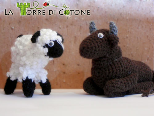 Presepe all'uncinetto: agnellino e bue