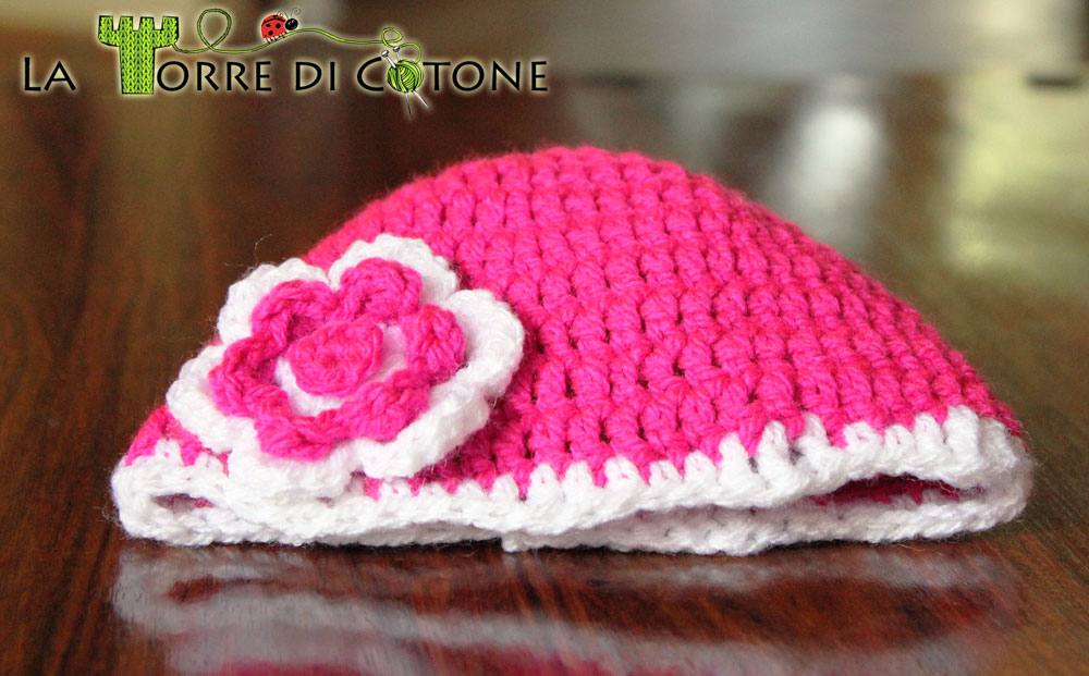 Cuffietta per neonato con fiore all'uncinetto