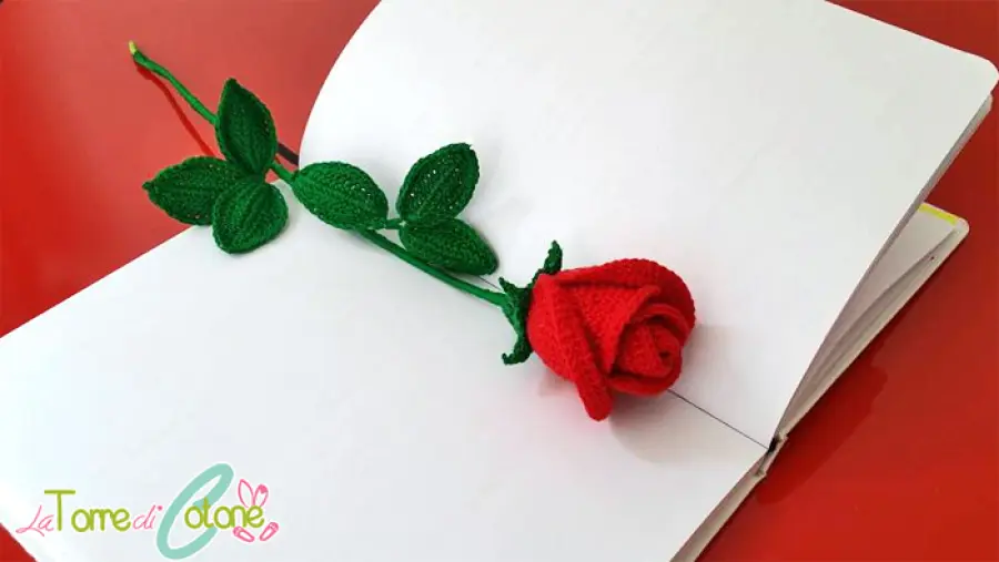 Schema rosa all'uncinetto: un regalo elegante per la festa dei nonni