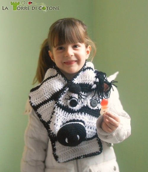 sciarpa all'uncinetto a forma di zebra