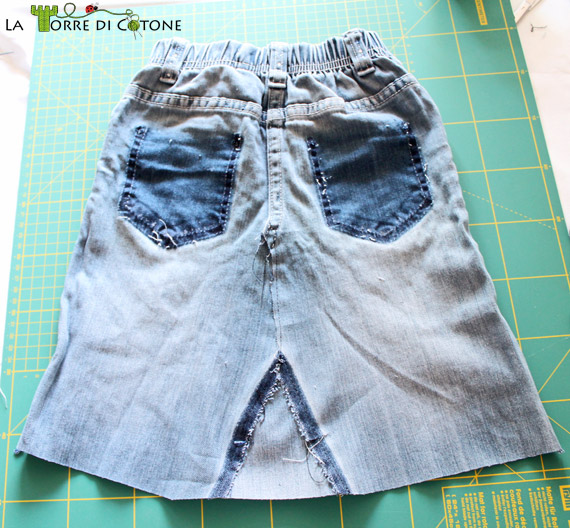 Gonna a balze di toulle: riciclo vecchi jeans da bambina