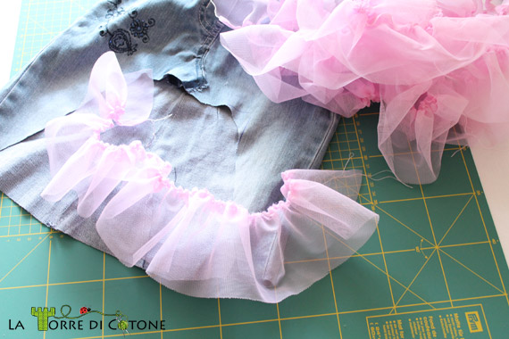 Gonna a balze di toulle: riciclo vecchi jeans da bambina
