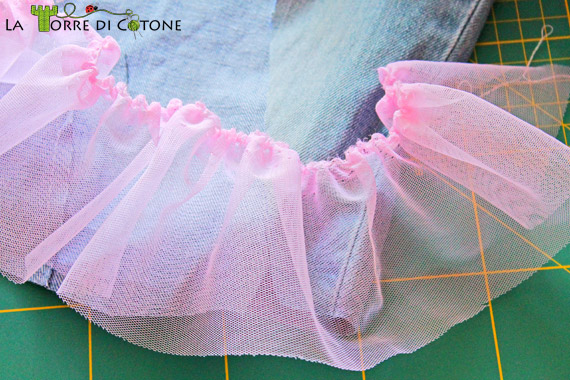 Gonna a balze di toulle: riciclo vecchi jeans da bambina