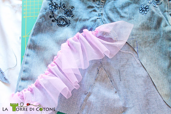 Gonna a balze di toulle: riciclo vecchi jeans da bambina
