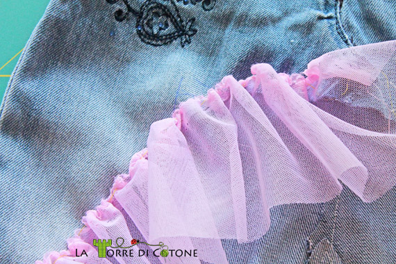 Gonna a balze di toulle: riciclo vecchi jeans da bambina