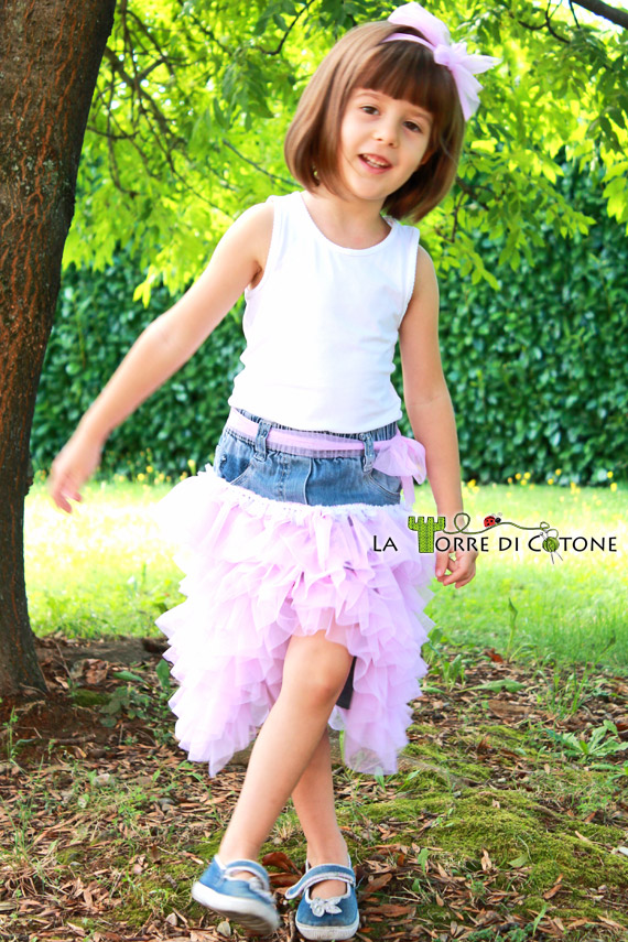 Gonna a balze di toulle: riciclo vecchi jeans da bambina