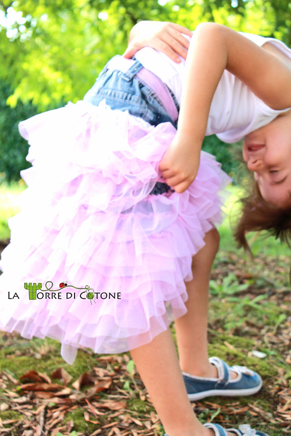 Gonna a balze di toulle: riciclo vecchi jeans da bambina