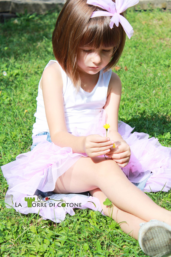 Gonna a balze di toulle: riciclo vecchi jeans da bambina